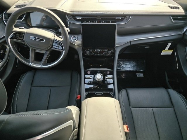 2025 Jeep Grand Cherokee Overland photo 28