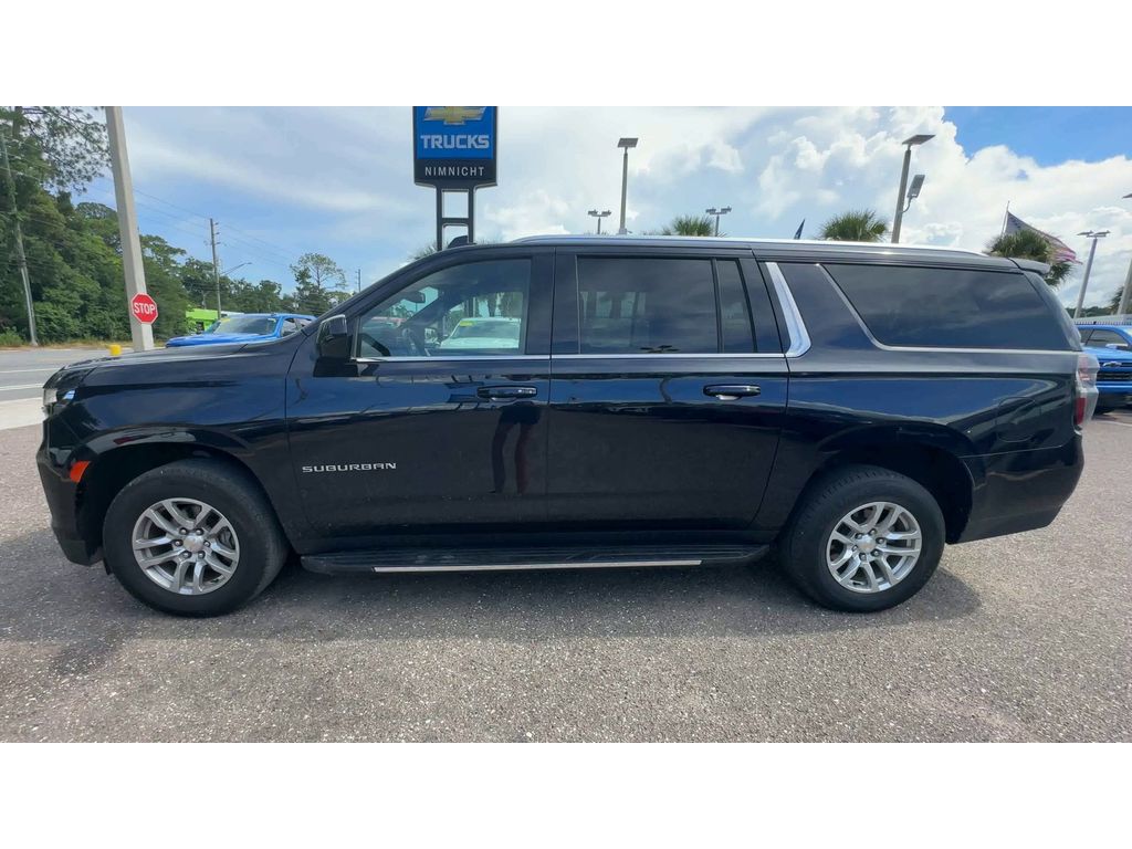 2023 Chevrolet Suburban LT photo 5