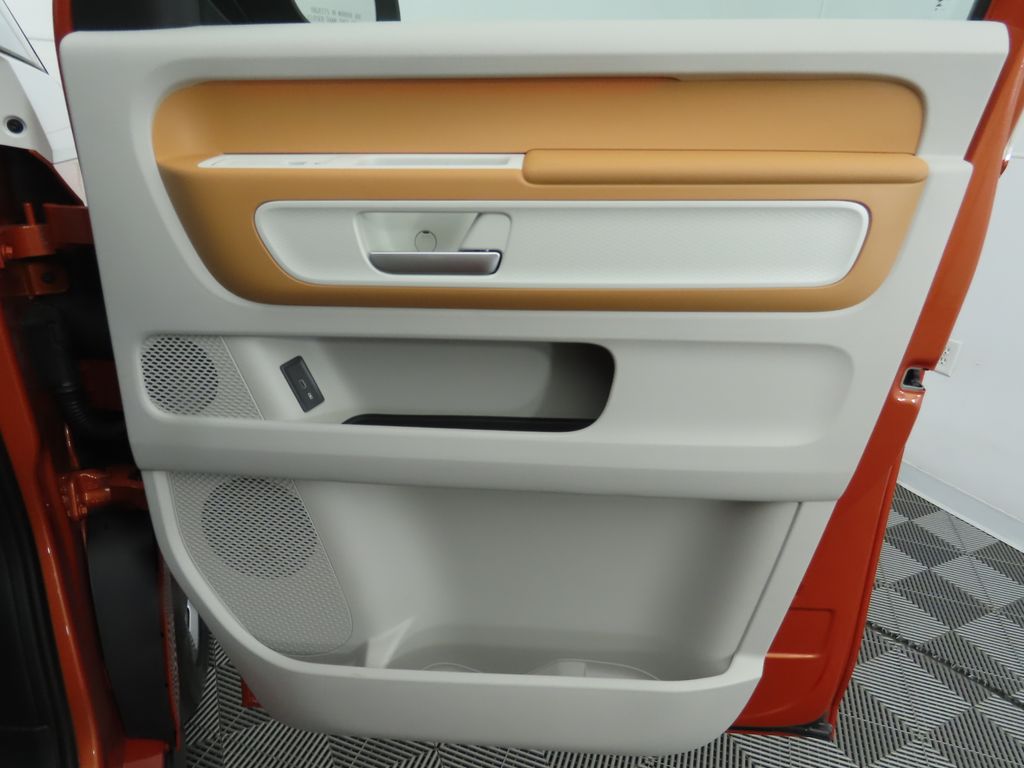 2025 Volkswagen ID. Buzz Pro Plus photo 25