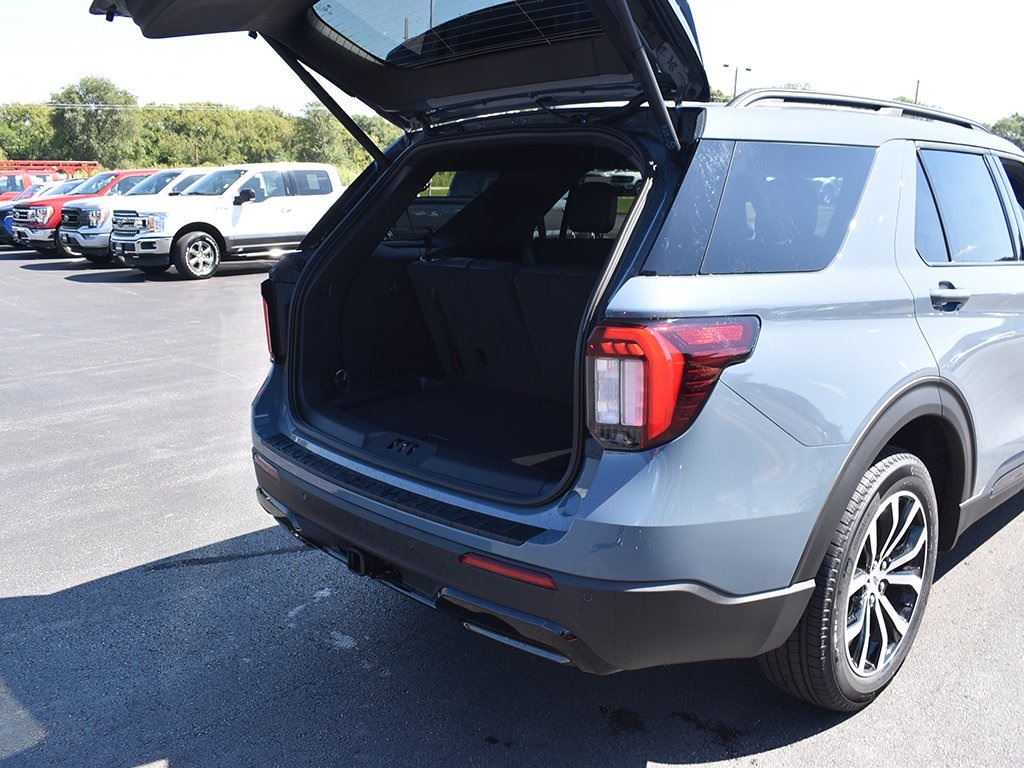 2025 Ford Explorer ST-Line photo 24
