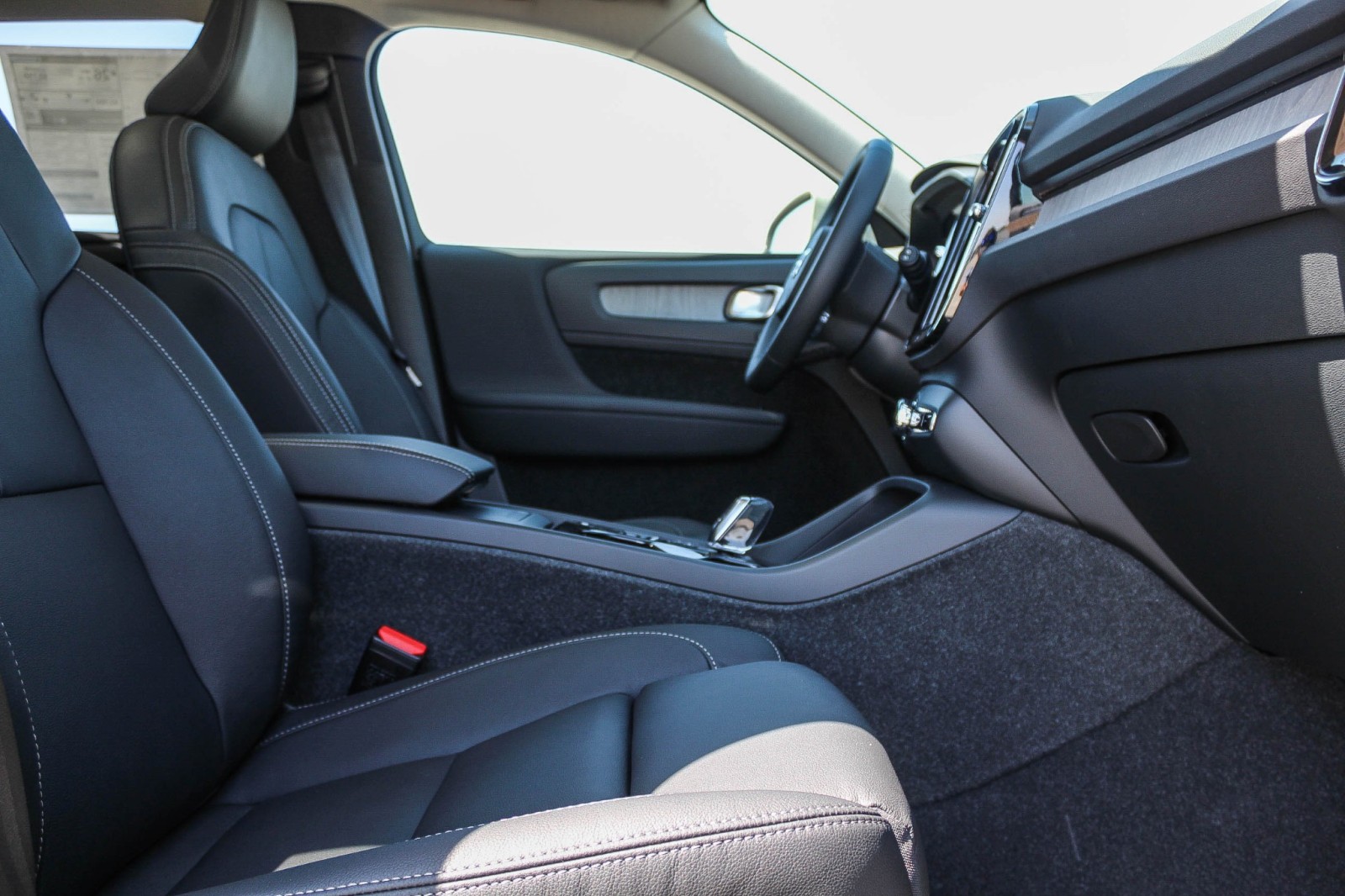 2024 Volvo XC40 Plus photo 15