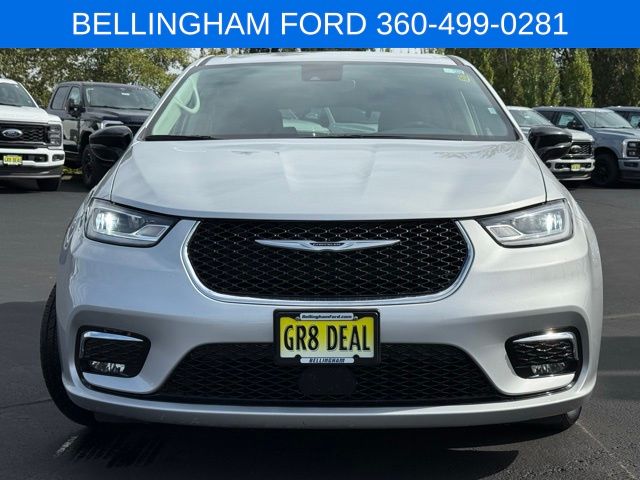 2024 Chrysler Pacifica Touring L photo 2