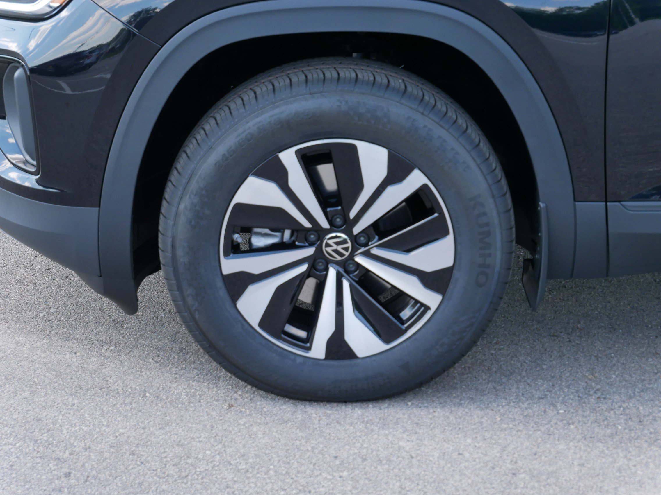 2025 Volkswagen Atlas Cross Sport SE photo 2