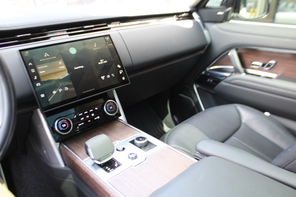 2023 Land Rover Range Rover SE photo 16
