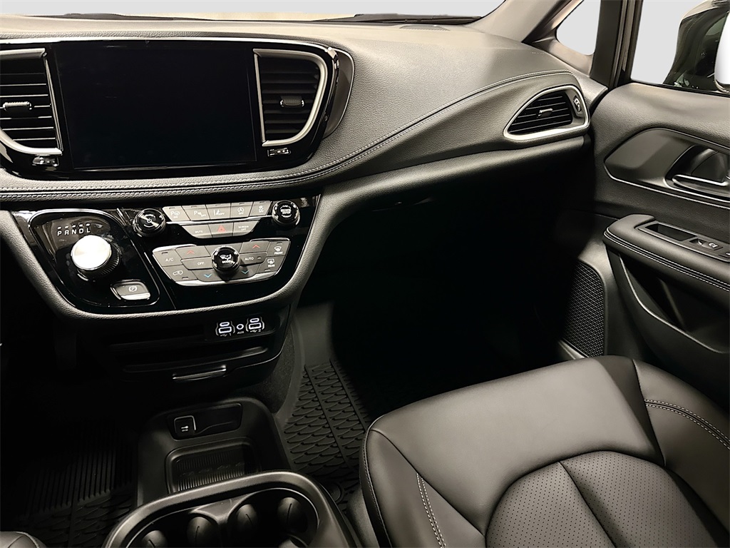 2025 Chrysler Pacifica photo 6