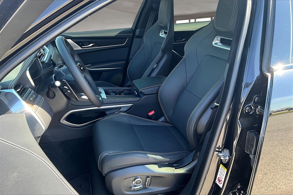 2026 Jaguar F-PACE P400 R-Dynamic S photo 6