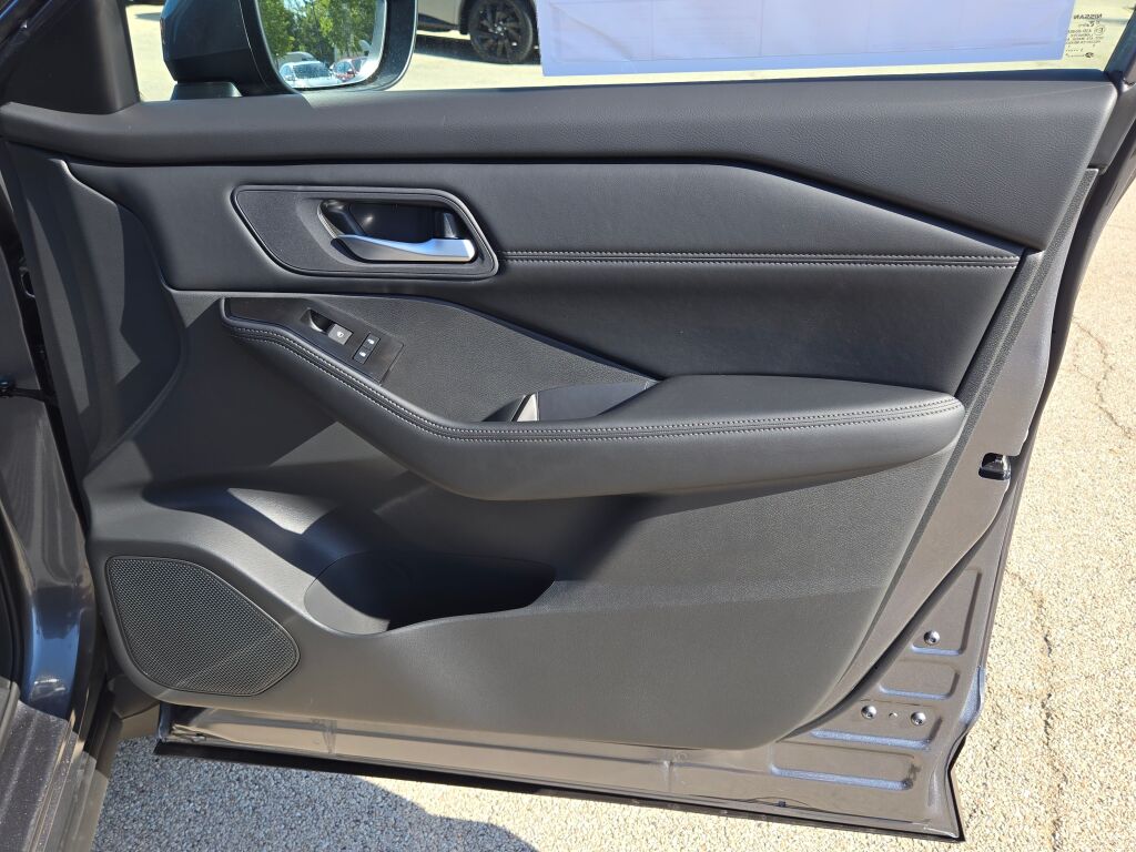 2026 Nissan Rogue SV photo 6