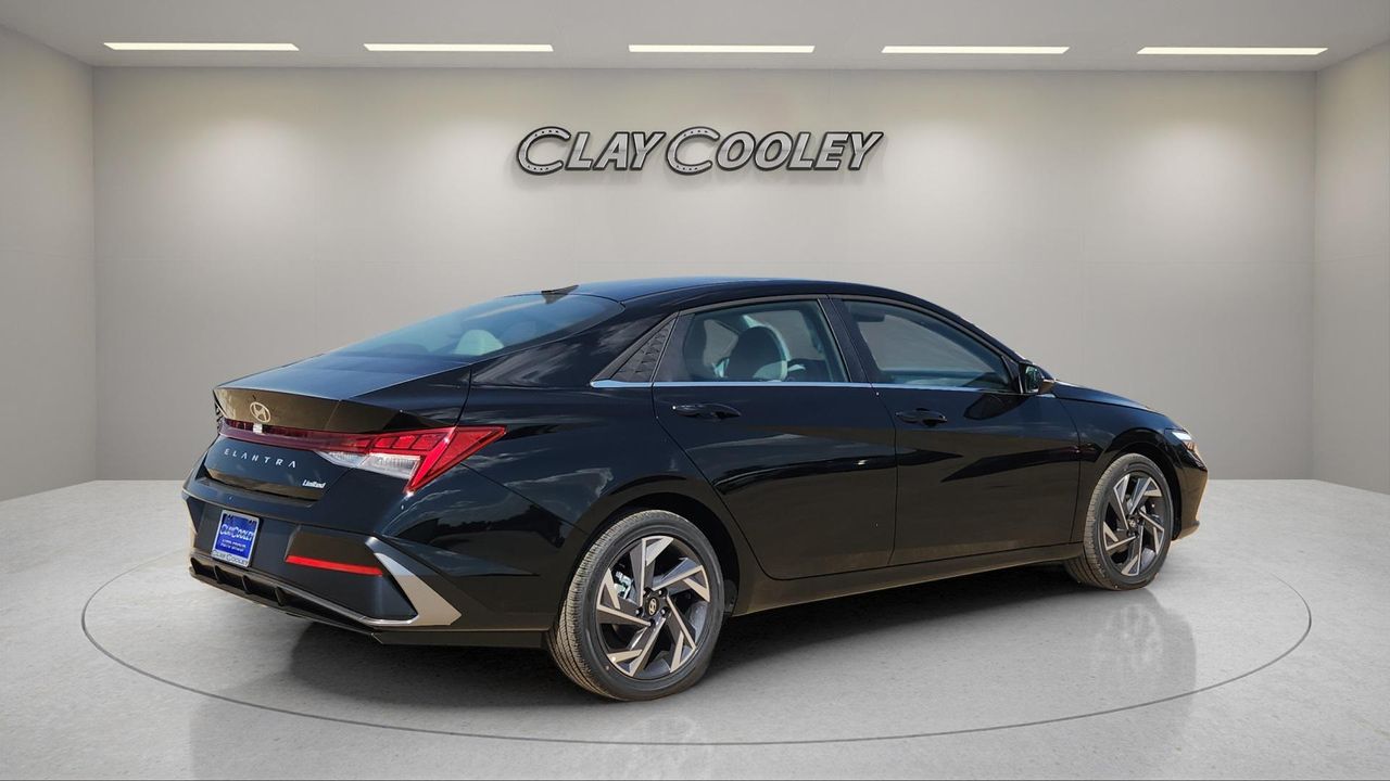 2025 Hyundai Elantra Limited photo 3