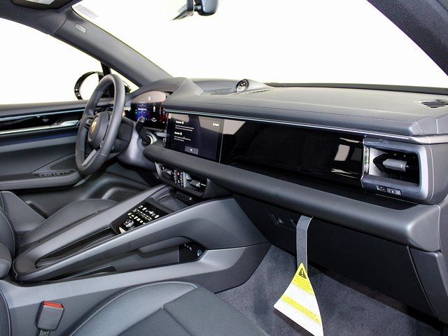2025 Porsche Macan Electric photo 25