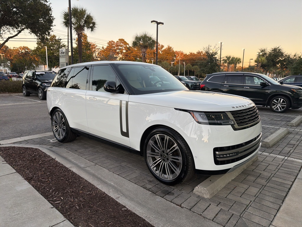 2025 Land Rover Range Rover SE photo 2
