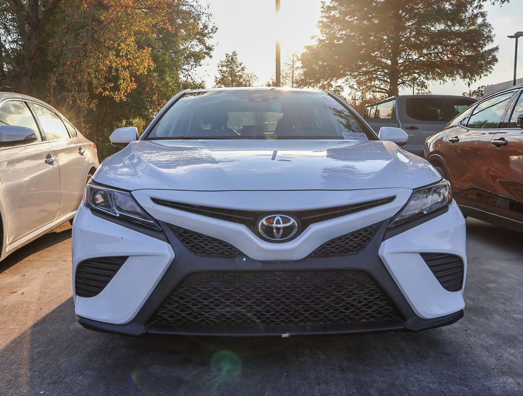 2020 Toyota Camry SE photo 2