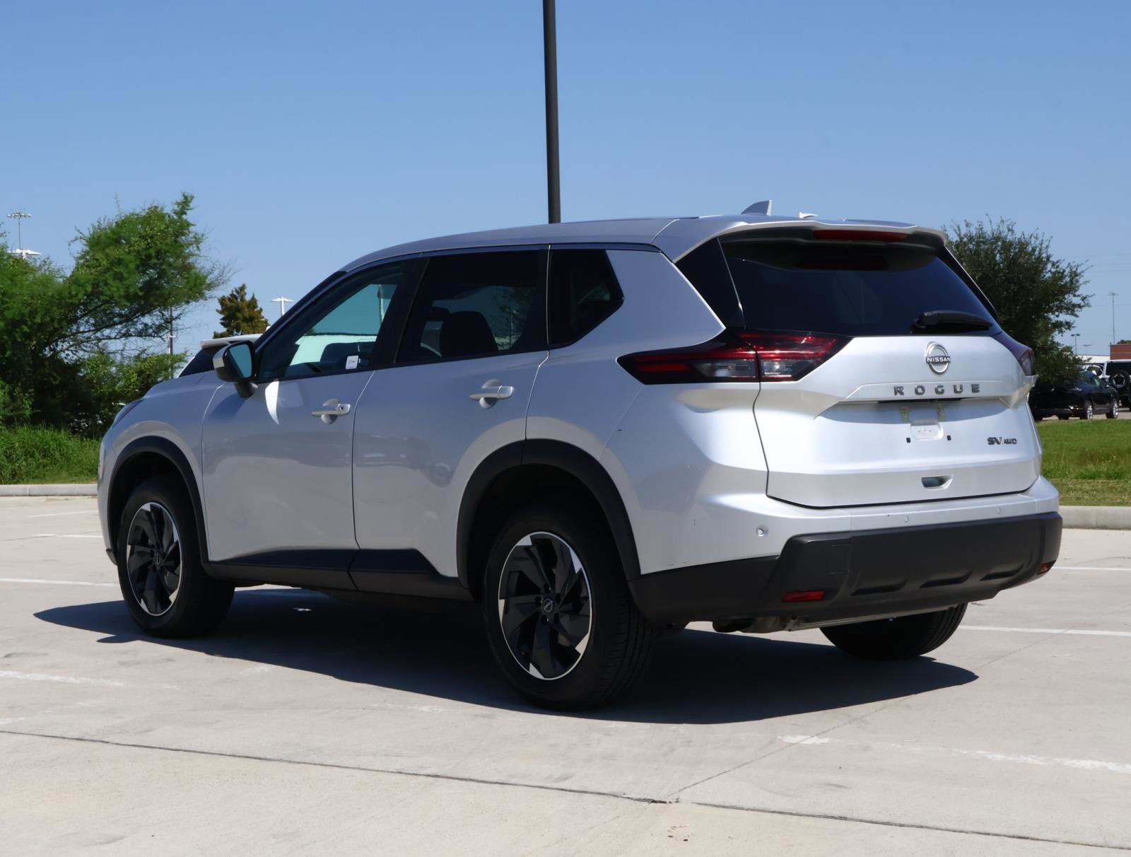 2024 Nissan Rogue SV photo 2