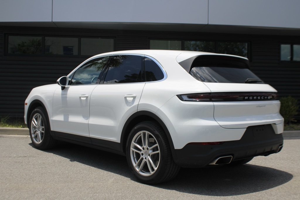 2024 Porsche Cayenne Base photo 3
