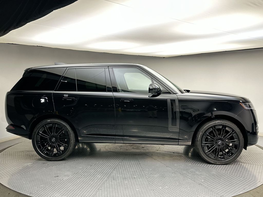 2025 Land Rover Range Rover SE photo 3
