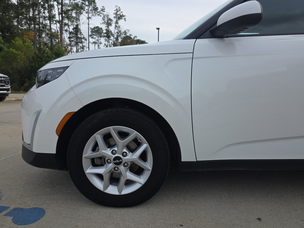 2024 Kia Soul LX photo 2