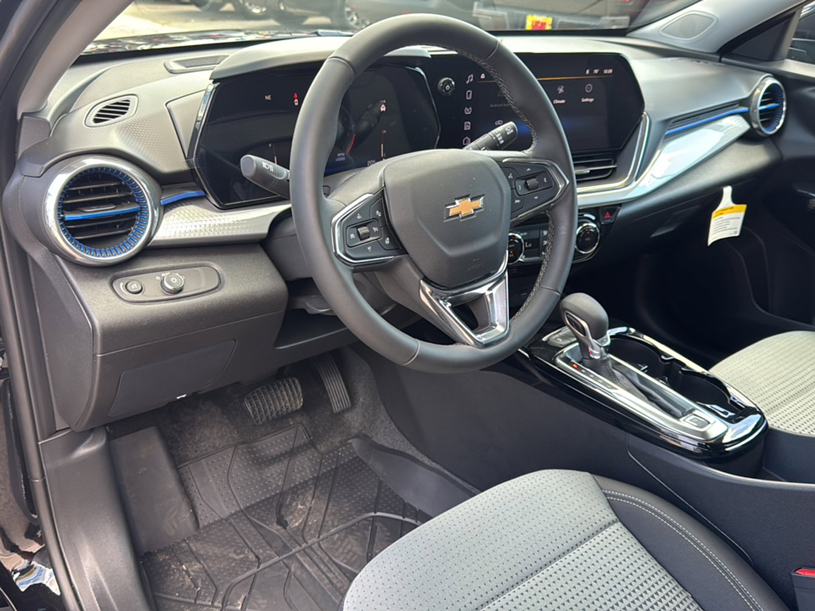2025 Chevrolet Trax LT photo 13