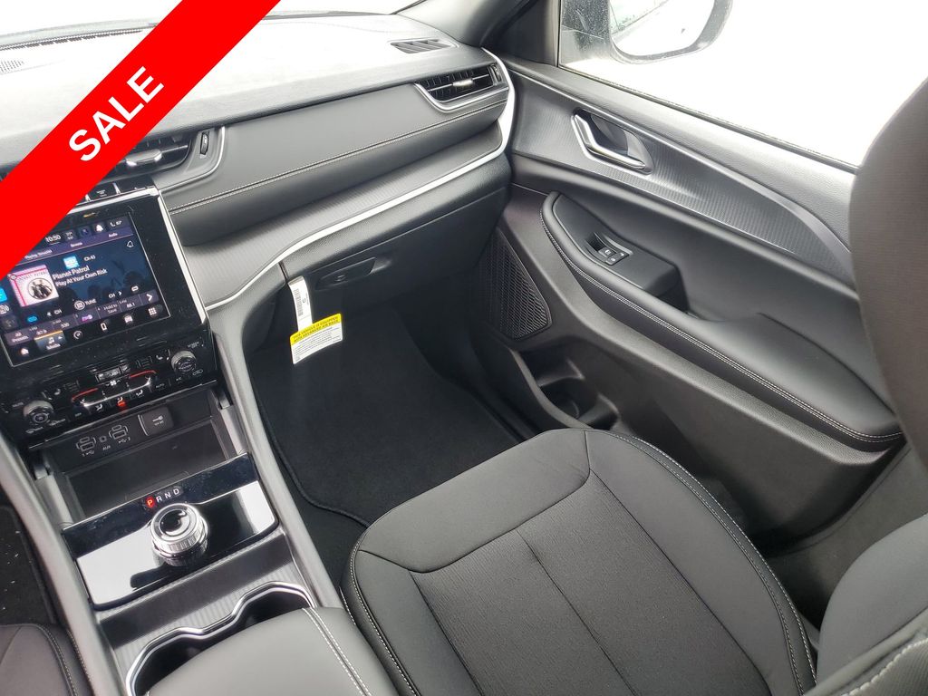 2025 Jeep Grand Cherokee Laredo Altitude photo 11