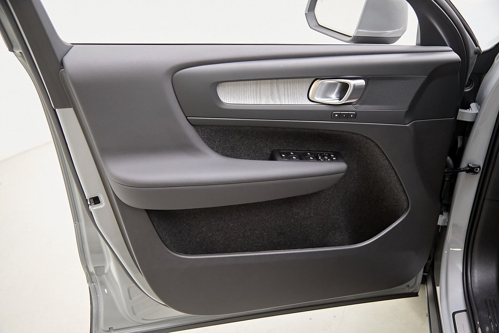 2025 VOLVO XC40 - Image 6