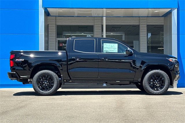 2025 Chevrolet Colorado Z71 photo 2
