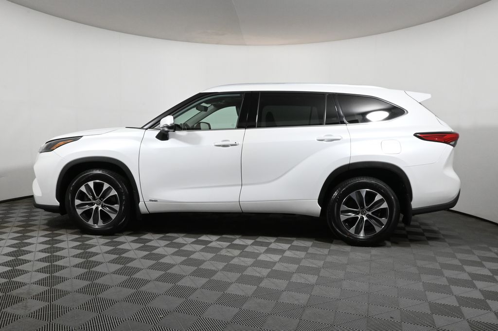 2022 Toyota Highlander Hybrid XLE photo 2