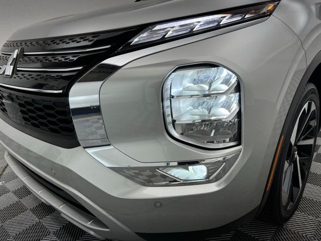 2024 Mitsubishi Outlander SE photo 4