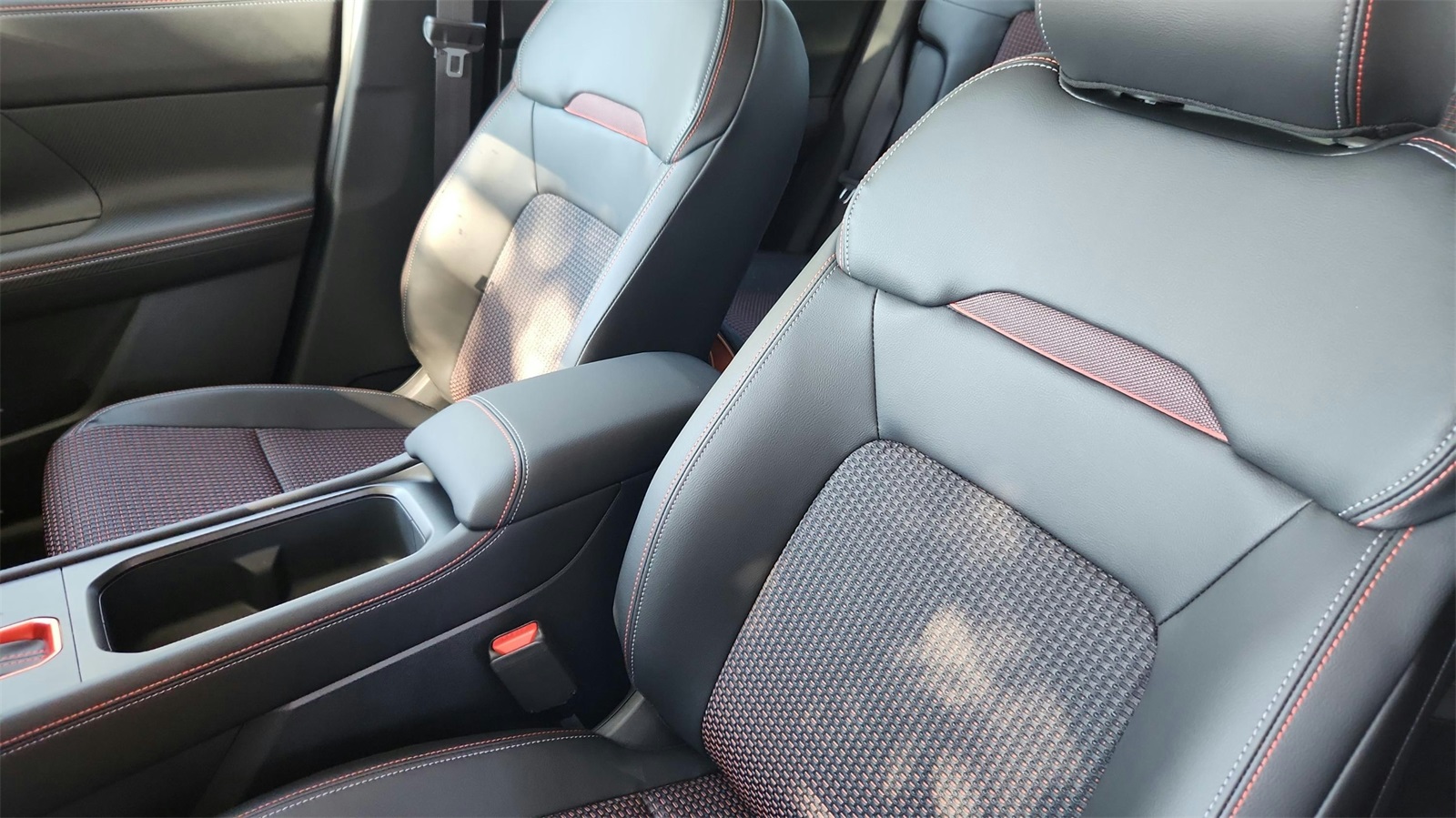 2025 Nissan Kicks SR photo 4