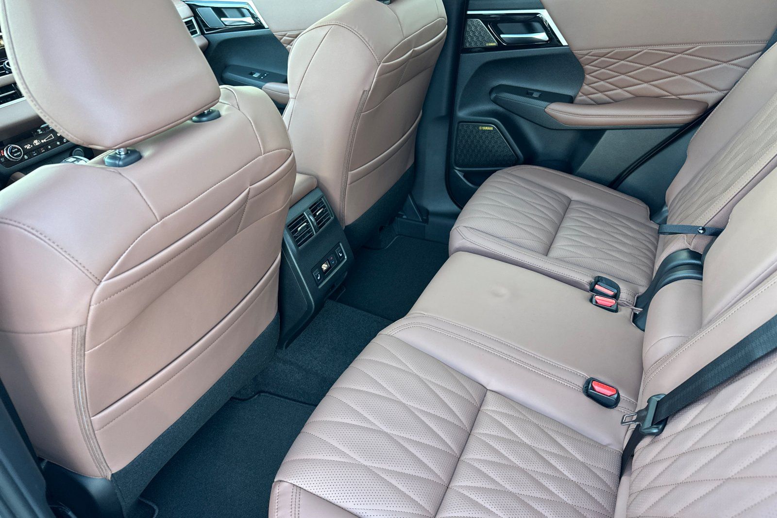 2025 Mitsubishi Outlander SEL photo 11