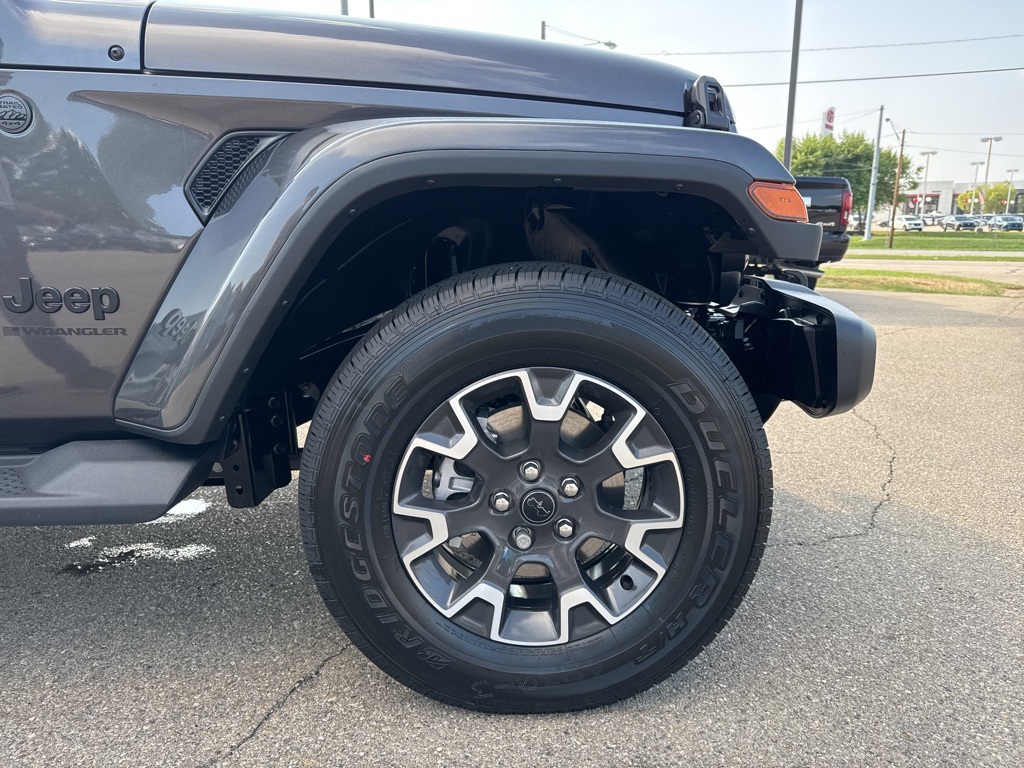 2025 Jeep Wrangler Sahara photo 8