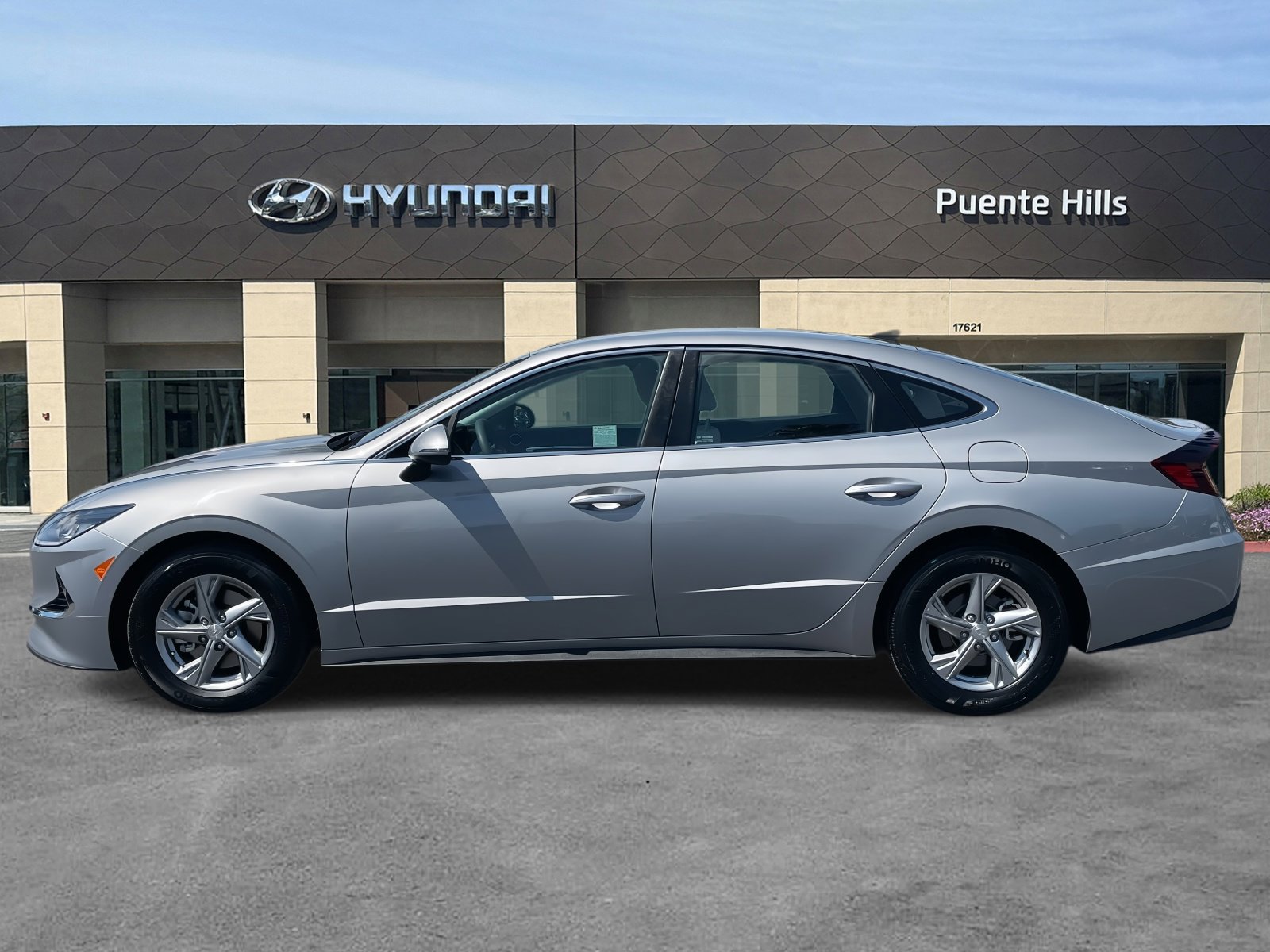 2023 Hyundai Sonata SE photo 2
