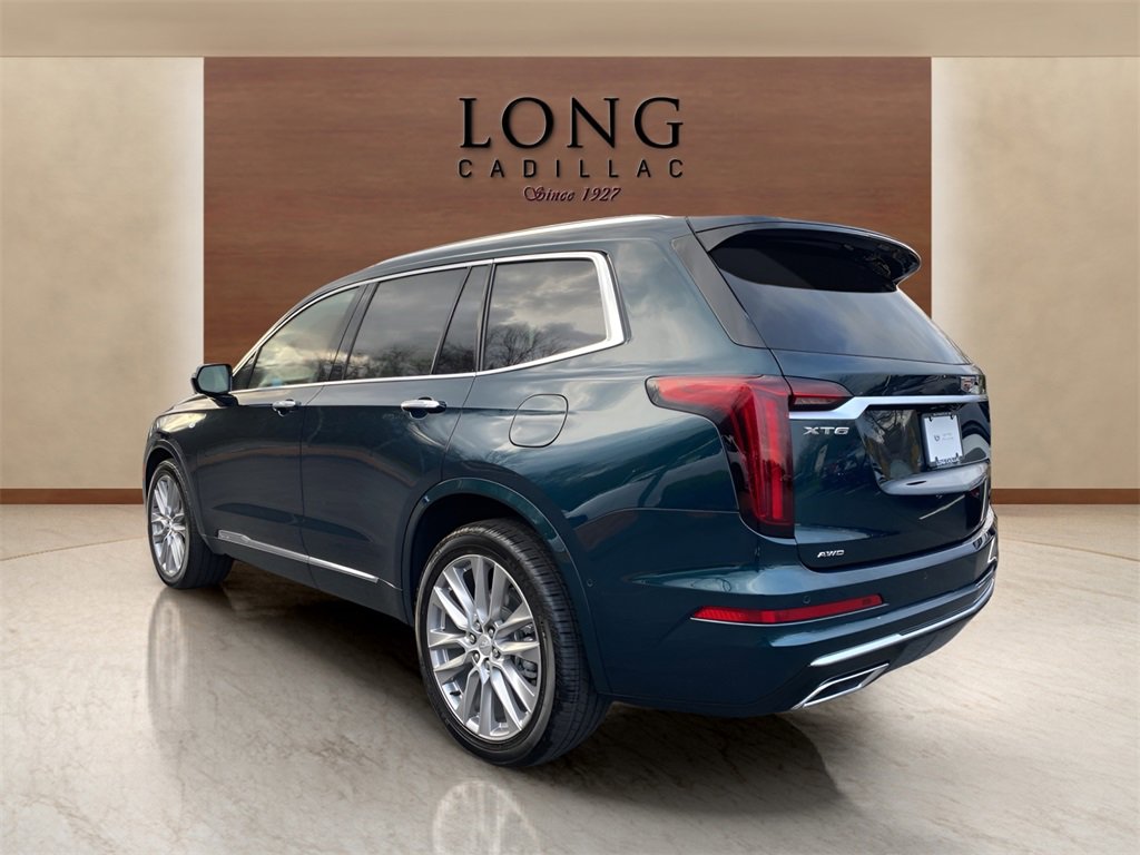 2025 Cadillac XT4 Premium Luxury photo 3