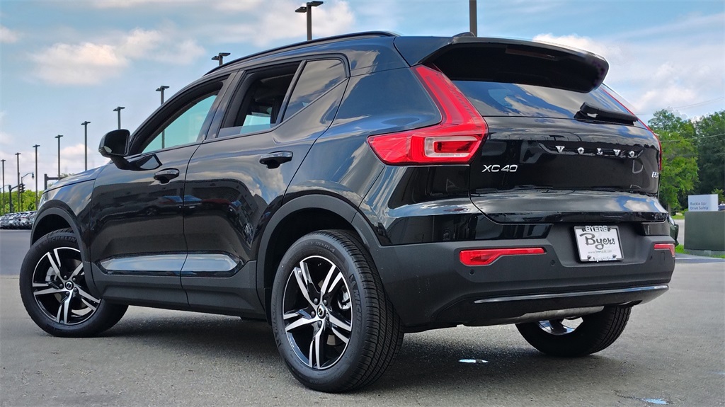 2026 Volvo XC40 Core photo 3