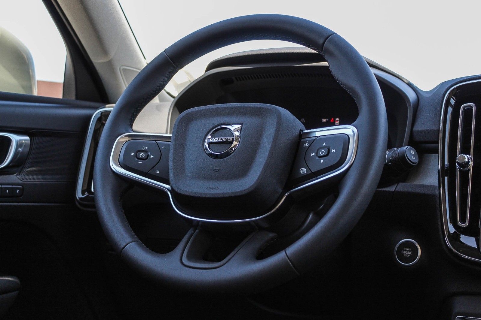 2024 Volvo XC40 Plus photo 13