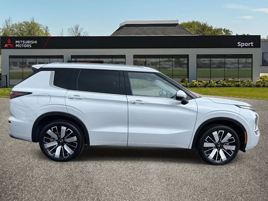 2025 Mitsubishi Outlander SEL photo 2