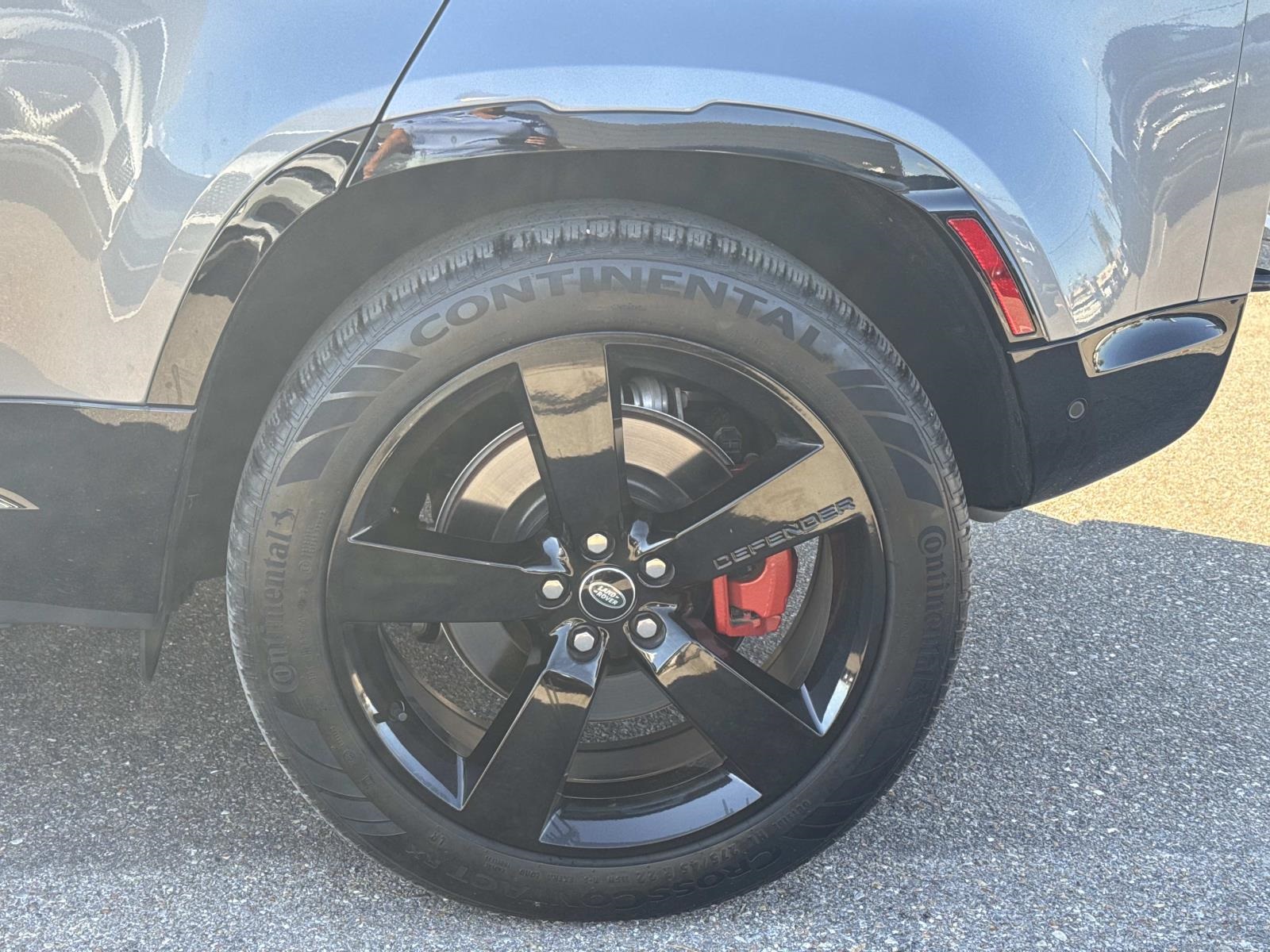 2024 Land Rover Defender 110 photo 3