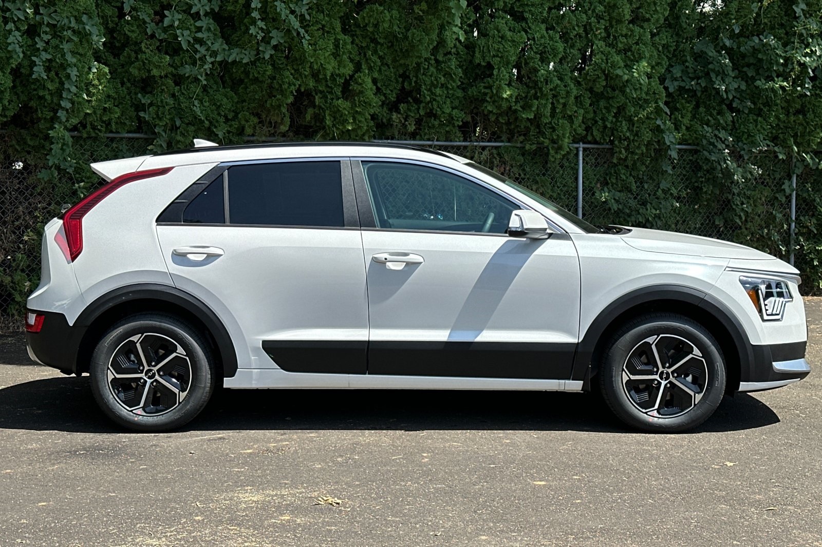 2025 Kia Niro EX Touring photo 2
