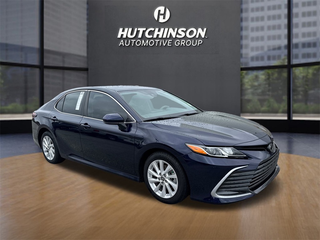 2022 Toyota Camry LE's photo