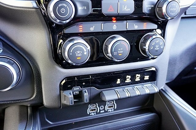 New 2026 Diamond Black Crystal Pearl-Coat Exterior Paint RAM Big Horn/Lone Star image 32