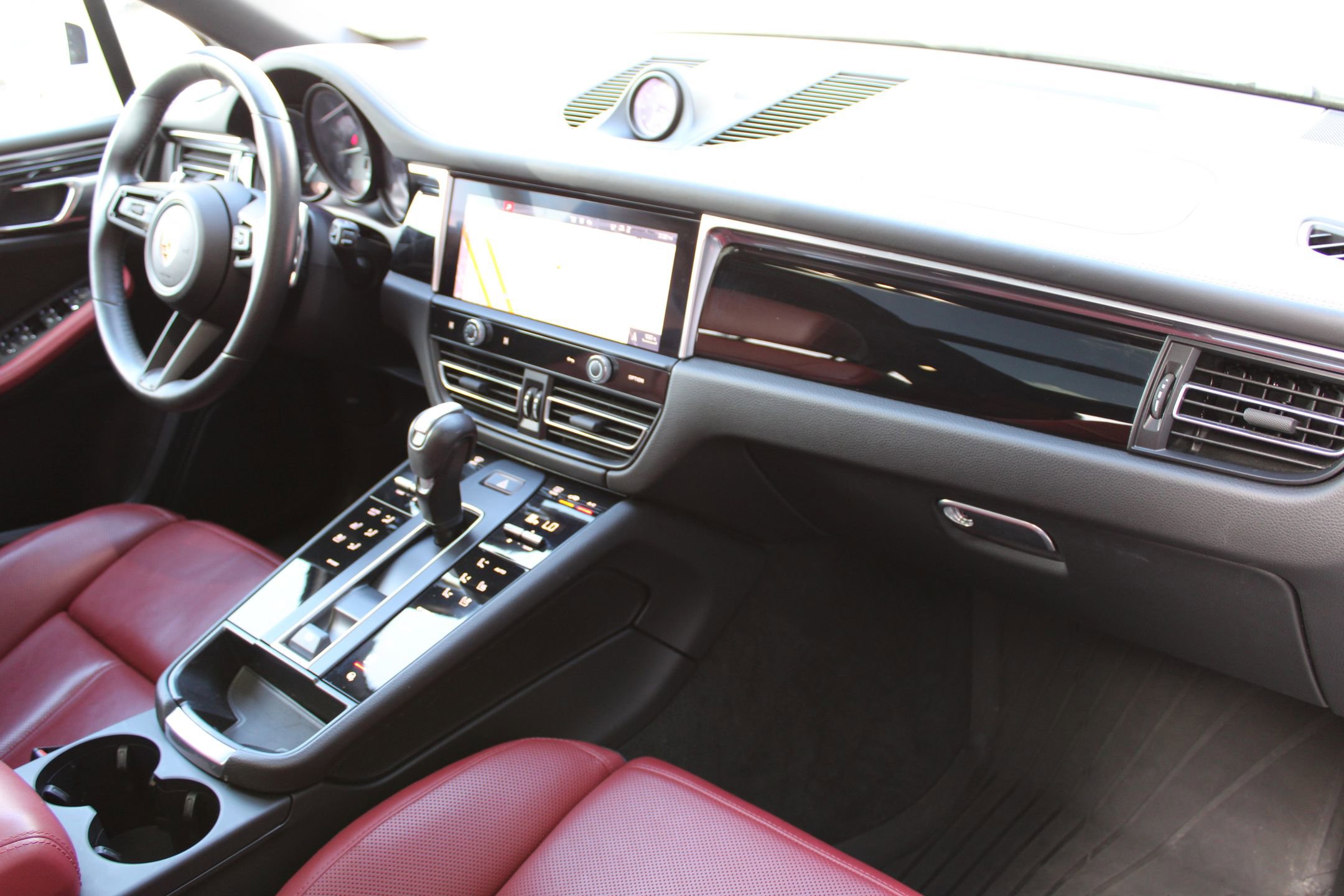2023 Porsche Macan T photo 24