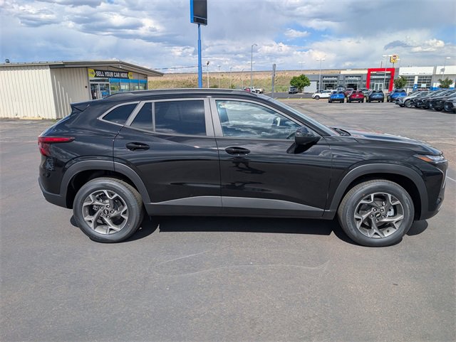 2025 Chevrolet Trax LT photo 4