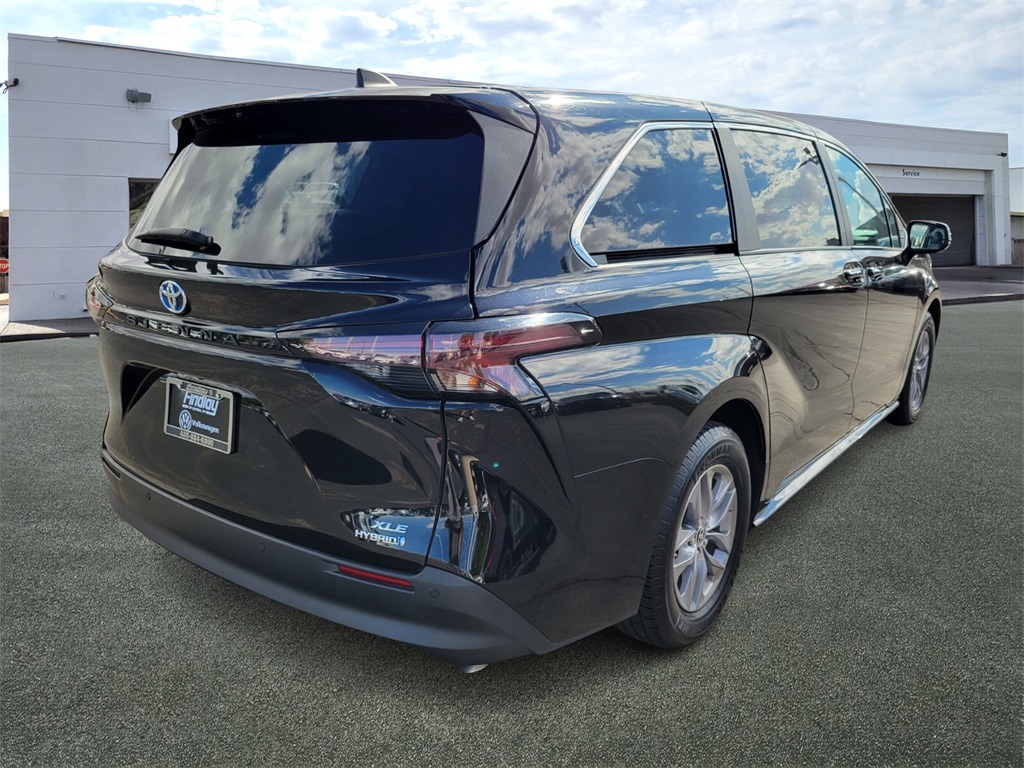 2023 Toyota Sienna XLE photo 4
