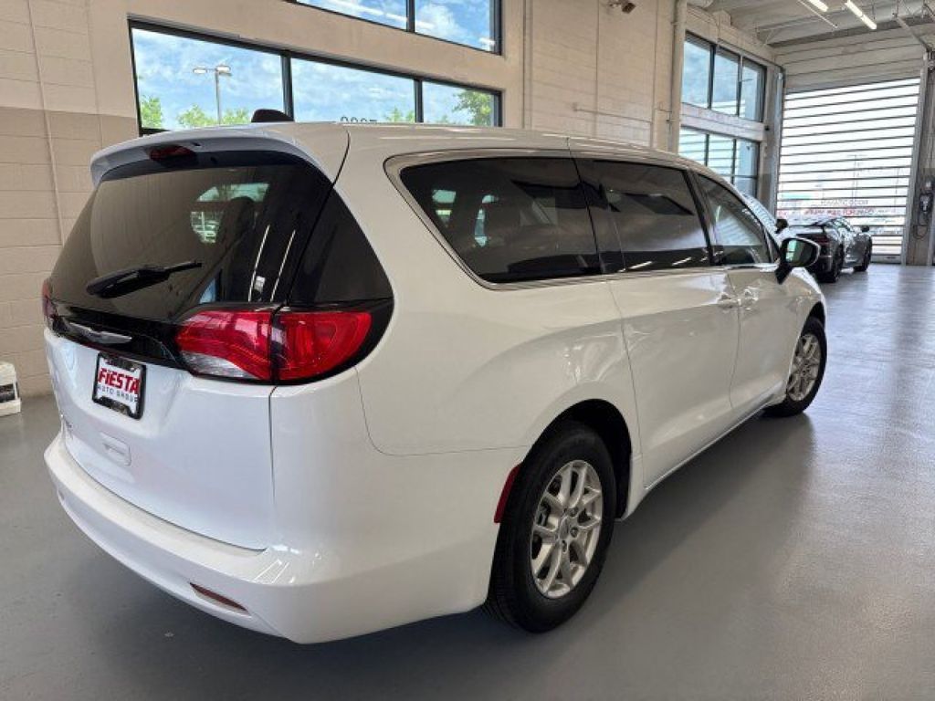 2023 Chrysler Voyager LX photo 4