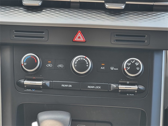 2024 Kia Carnival LX photo 21