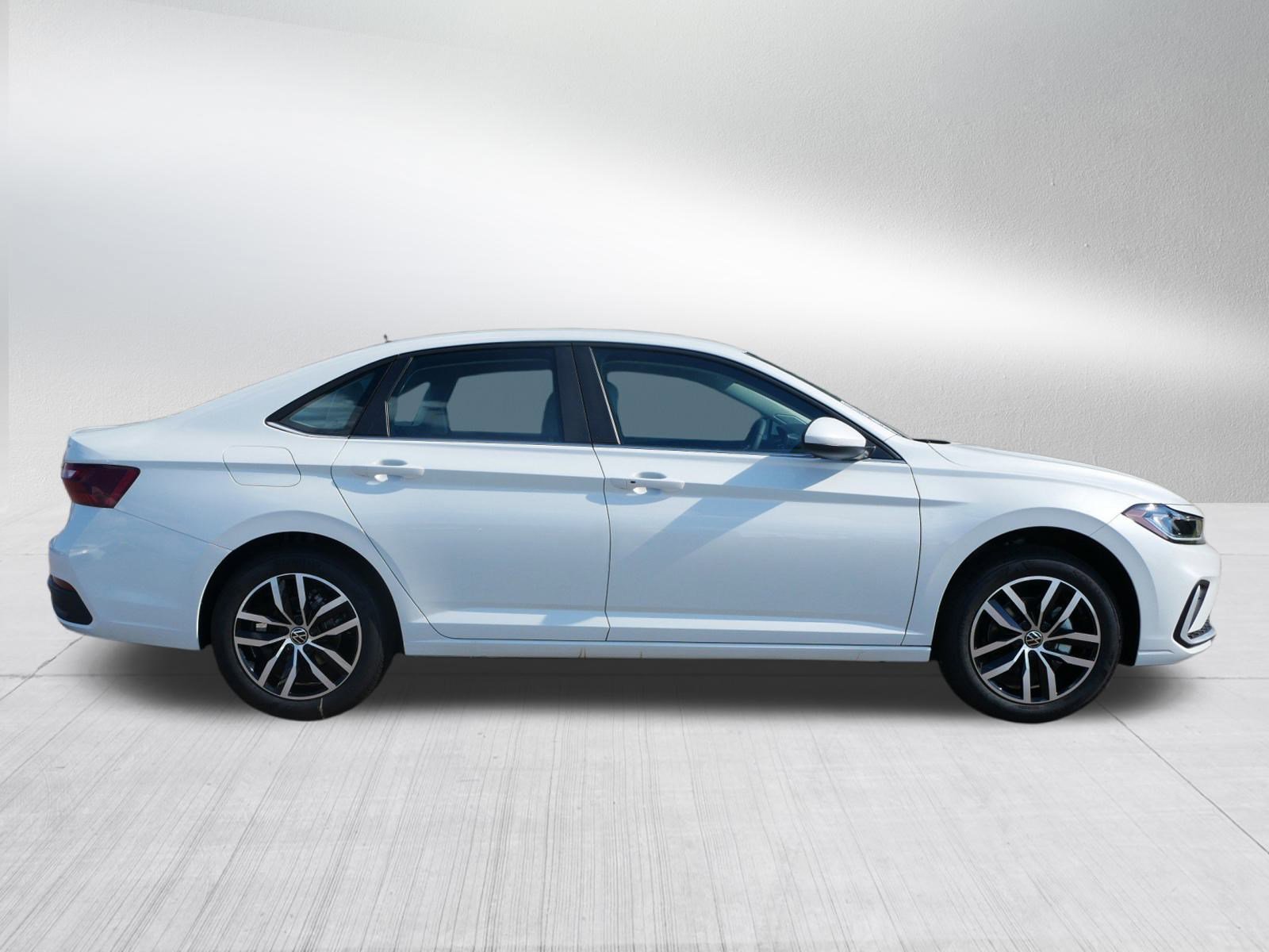 2025 Volkswagen Jetta SE photo 2