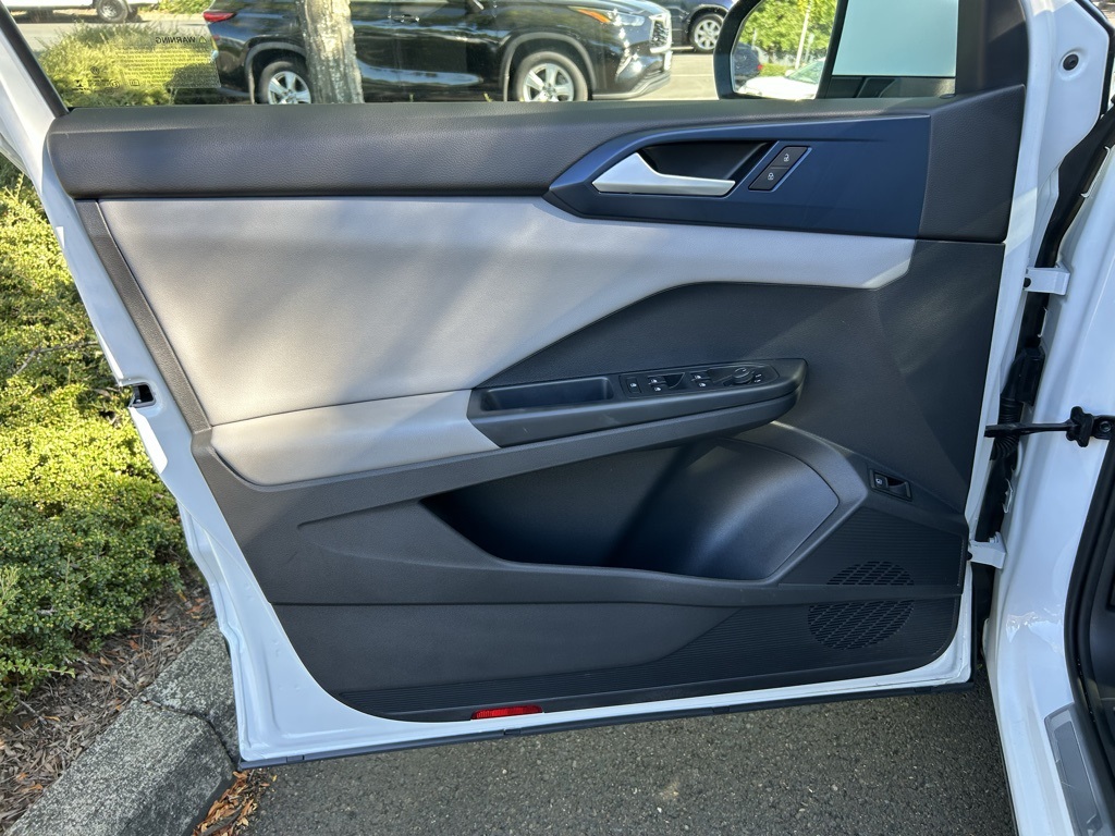 2023 Volkswagen Taos SE photo 9