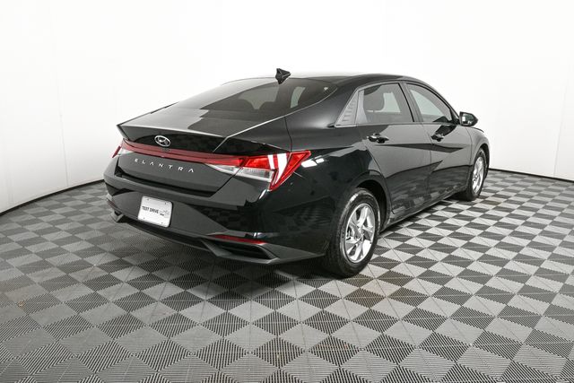 2023 Hyundai Elantra SE photo 3