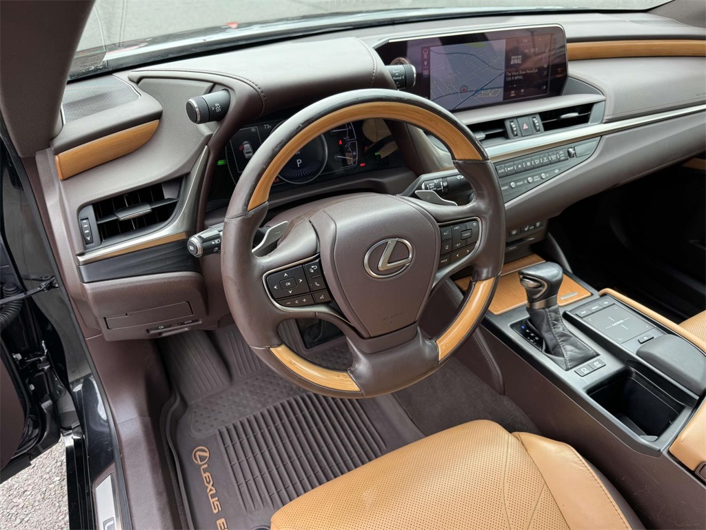 2019 Lexus ES 300h photo 2