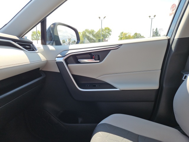2025 Toyota RAV4 Hybrid XLE photo 35