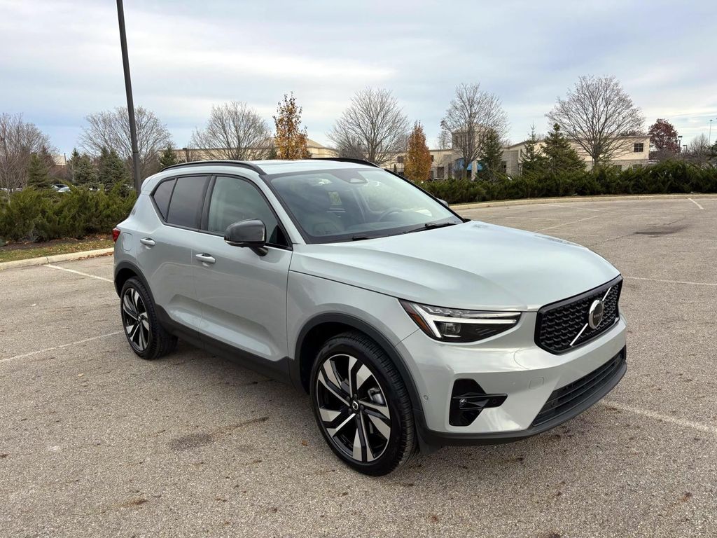 2025 Volvo XC40