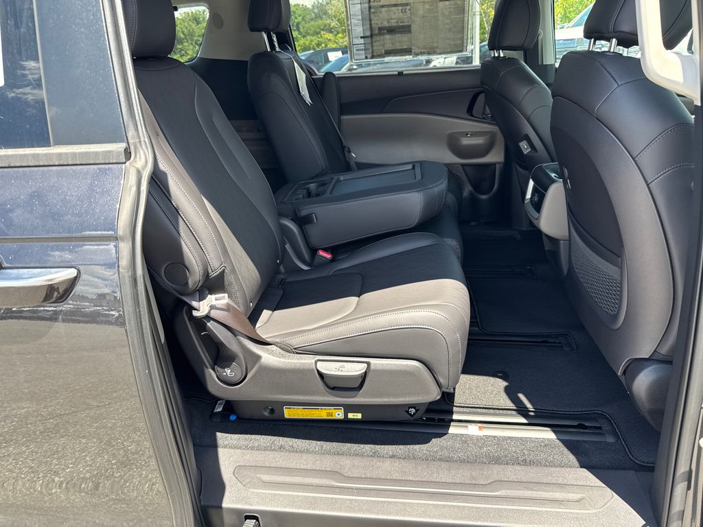 2025 Kia Carnival EX photo 14