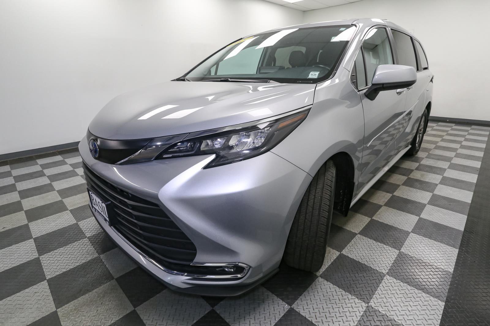 2024 Toyota Sienna XLE photo 3
